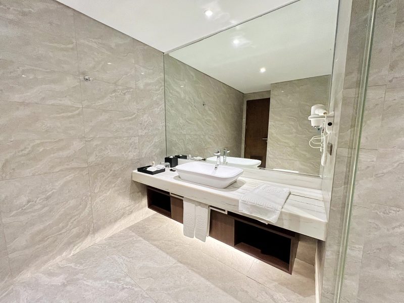 Room 908 - Executive One Bedroom Suite Queen (15)