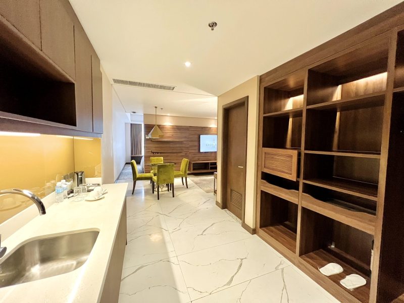 Room 908 - Executive One Bedroom Suite Queen (19)