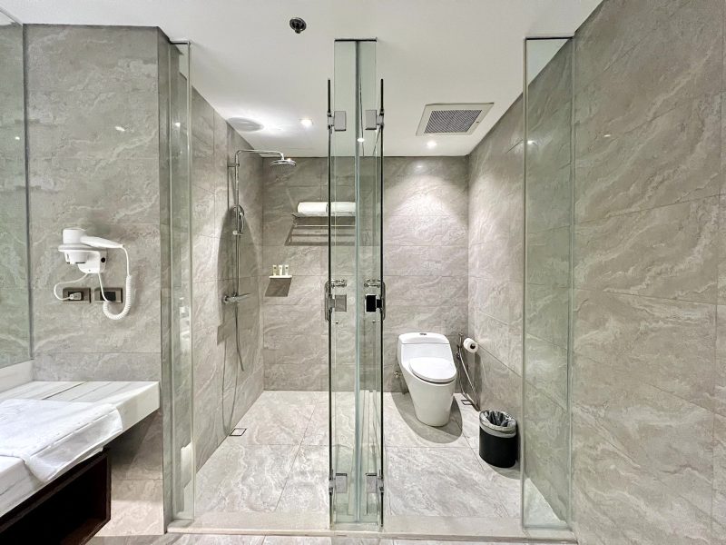 Room 908 - Executive One Bedroom Suite Queen (8)