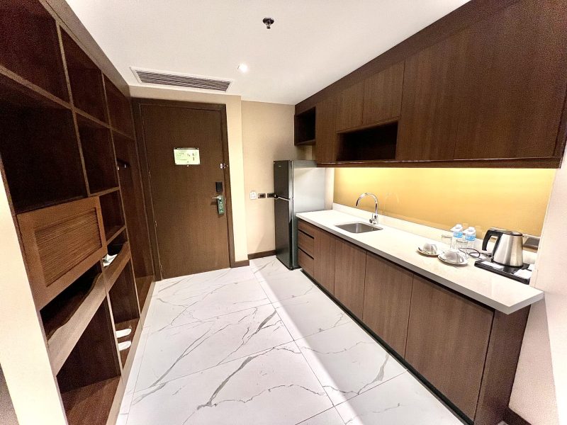 Room 908 - One Bedroom Suite Queen (14)