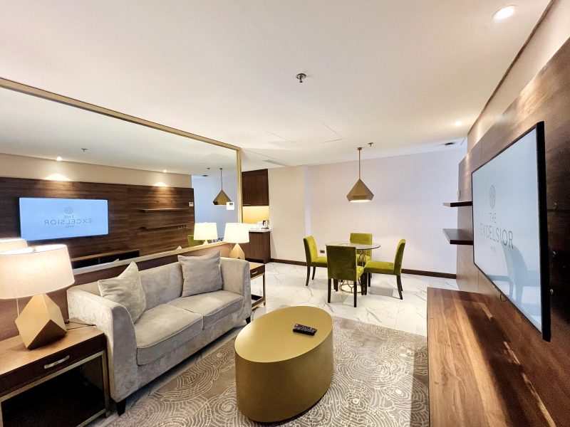 Room 908 - One Bedroom Suite Queen (16)